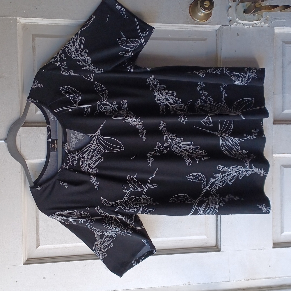Worthington Black and White Floral Design  Blouse size OX